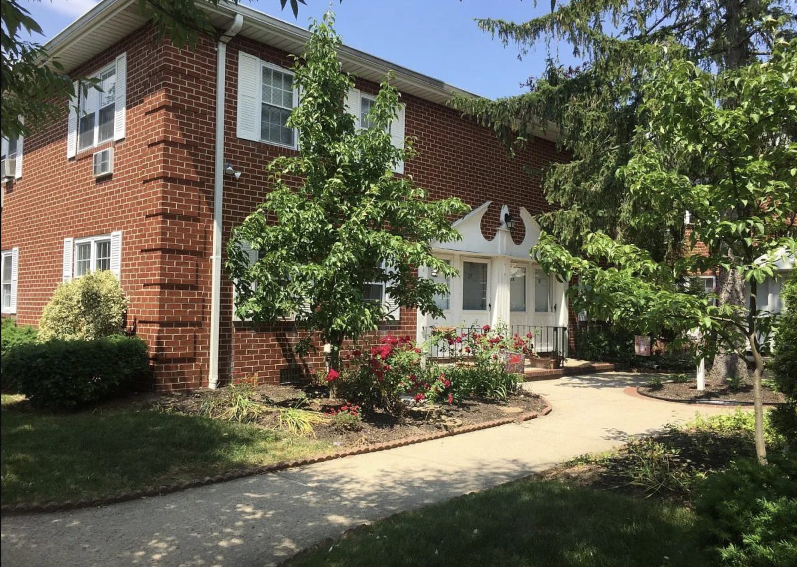 560 Lakeville Road